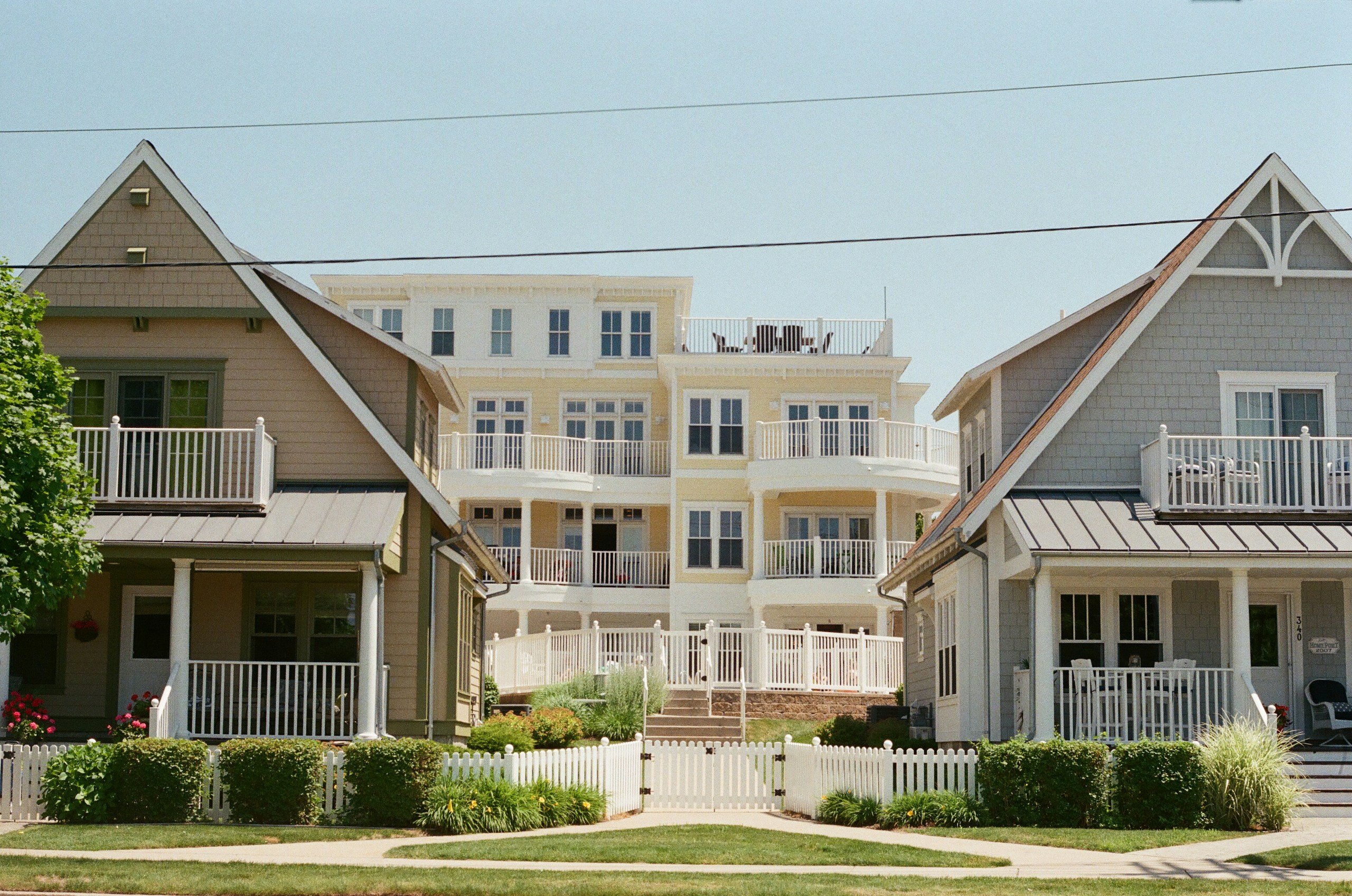 Street with homes and apartments on it.