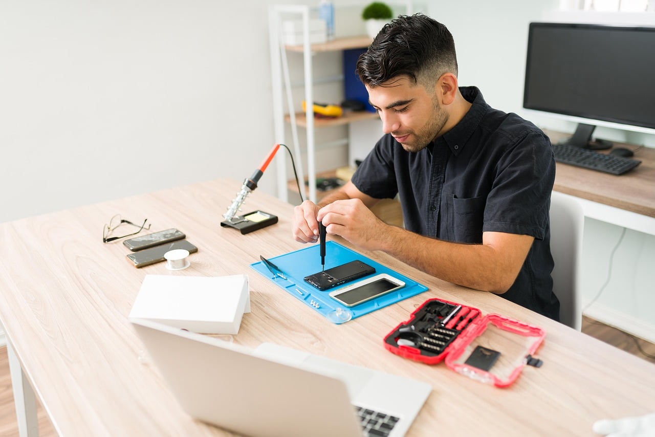 man, technician, repair, smartphone, phone, cellphone, shop, worker, support, technology, workshop, workspace, hardware, fixing